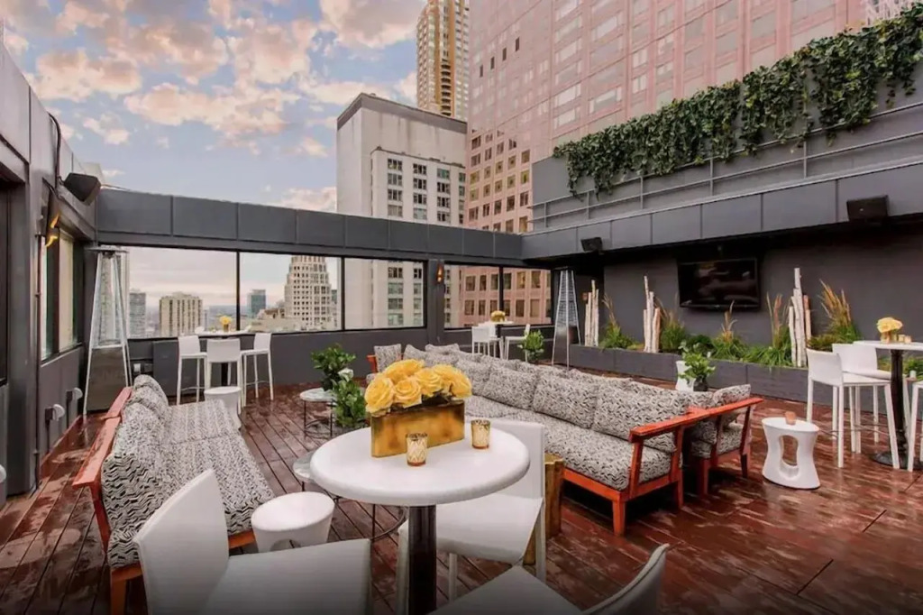 The Chicago Hotel Collection Magnificent Mile Hotel & Suites 