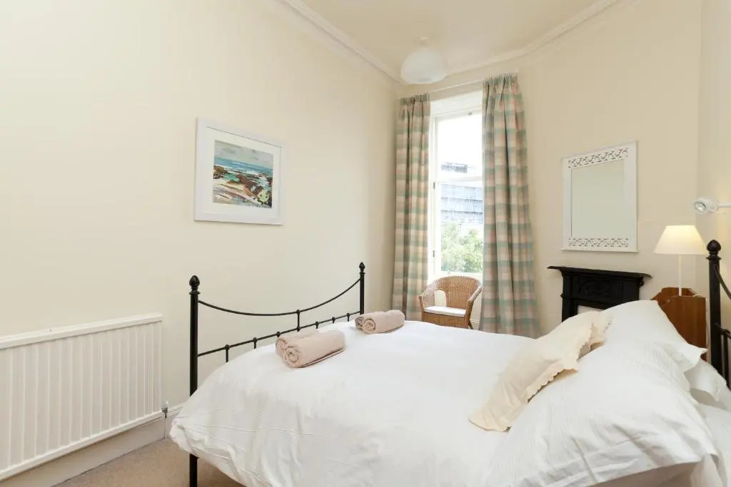 380 Charming one bedroom property in an attractive residential area with great cafes, restaurants and shops nearby