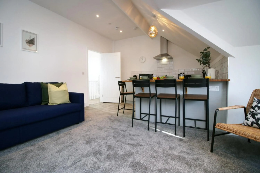 Affinity Serviced Apartments, 5 mins drive to City Centre, Free Parking, WiFi - by Stay South Wales