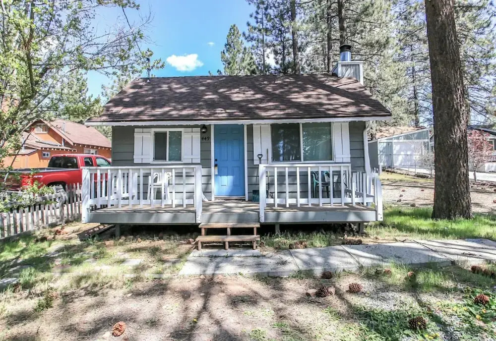 Knotty Knight- Walking distance to the lake as well as the Village