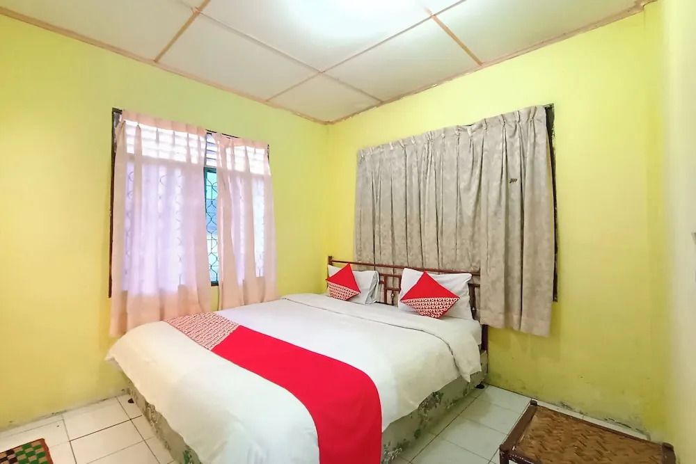 Hotel O Penginapan & Villa Sirait