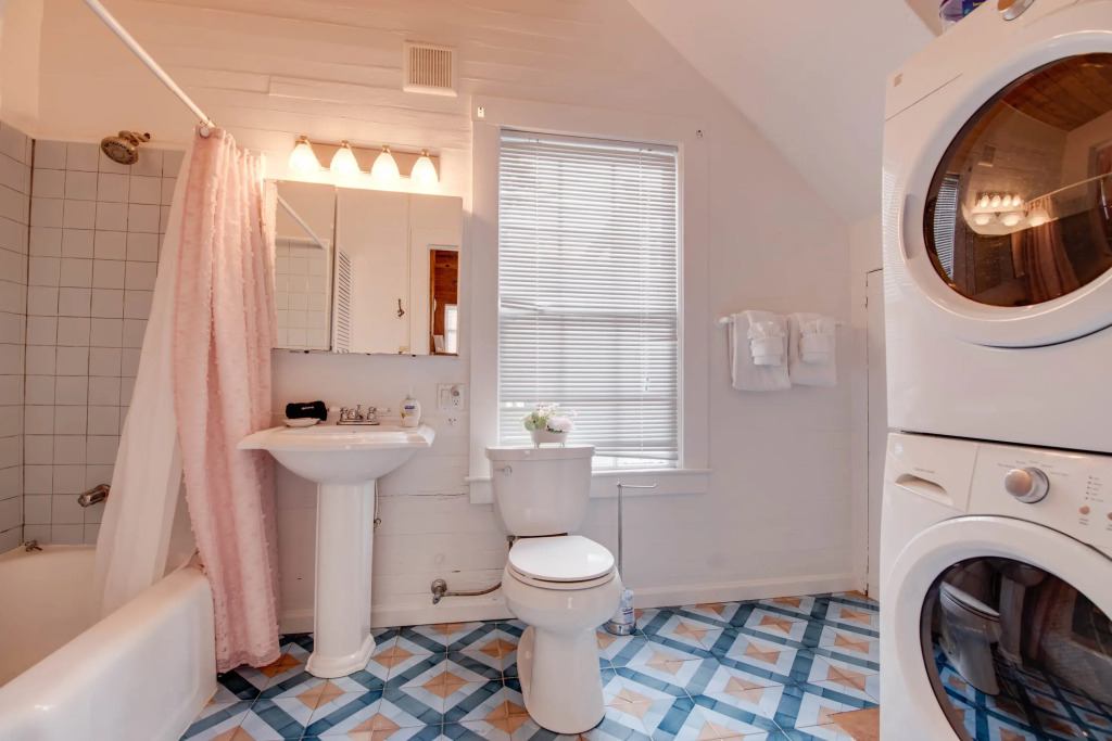 New Rose Petal Petite Suite - Pool Parking