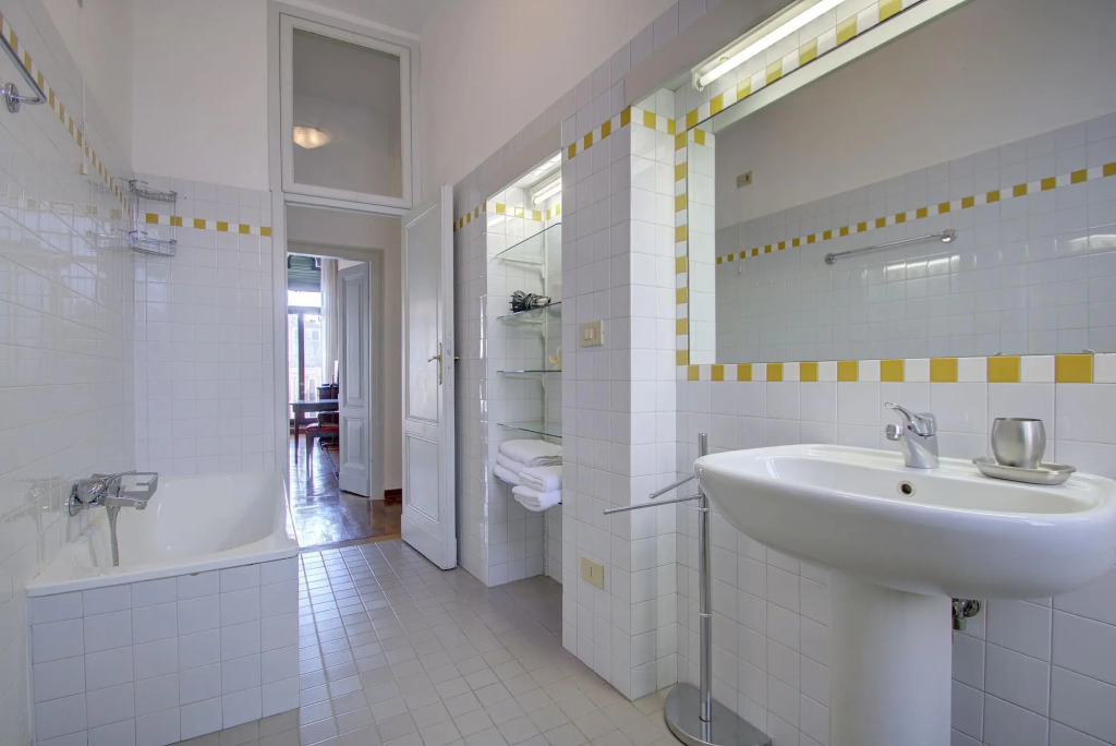 PANORAMIC 9 WINDOWS OVER GRANDCANAL, 3 bed, 2 bath