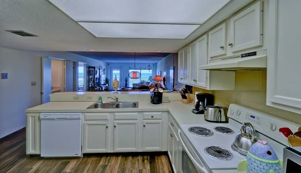Embassy 202 2 Bedroom Condo by Redawning