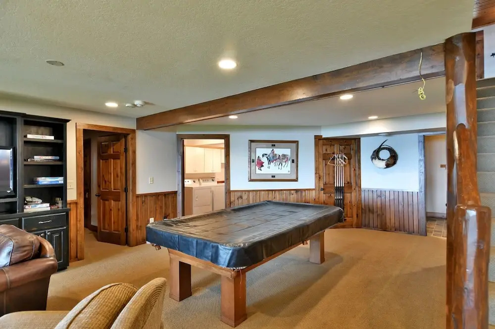 Lumberjack Lodge 5 Bedroom Home by RedAwning