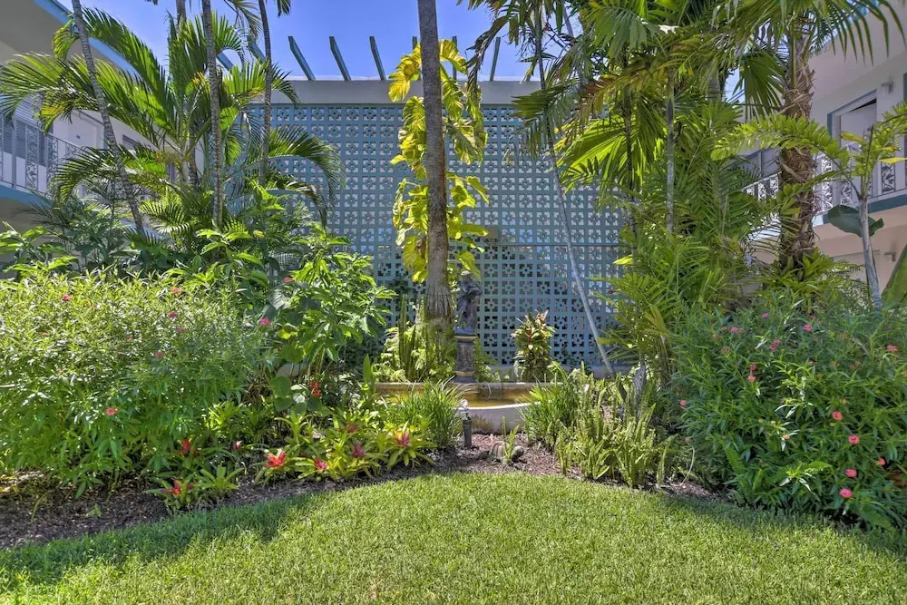 Naples Condo w/ Pool - Walk to Dining & Beach