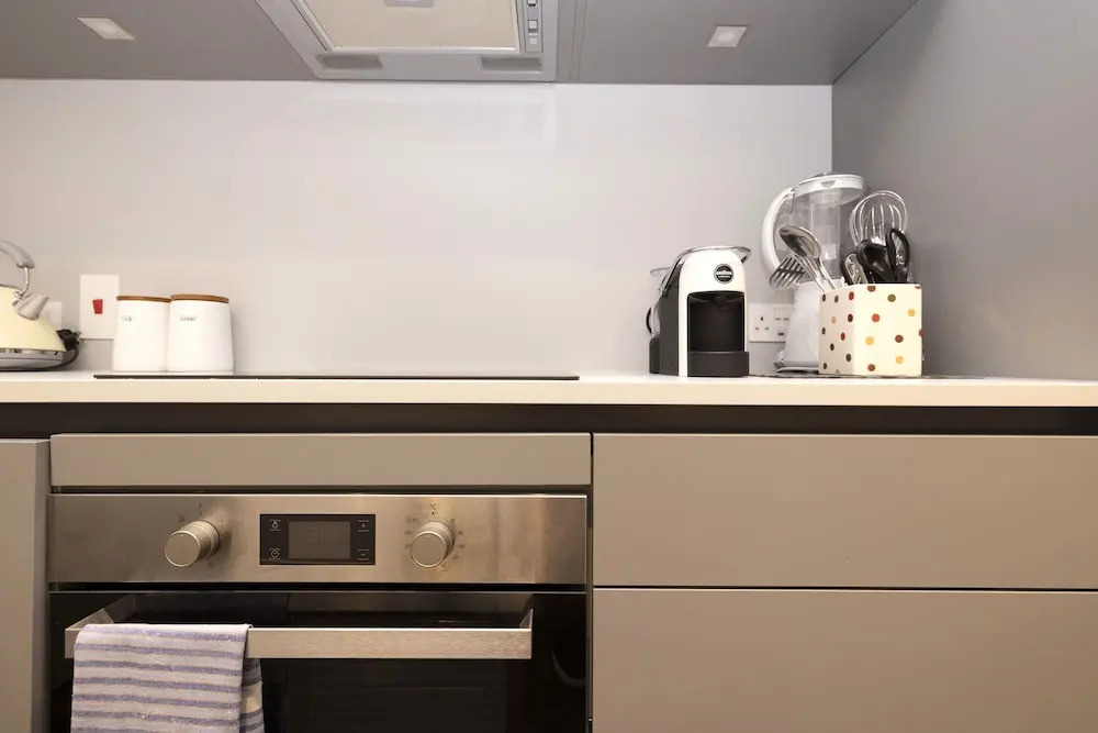 JOIVY Iconic Cockburn Street 4 Bedroom Apartment: Heart of Old Town