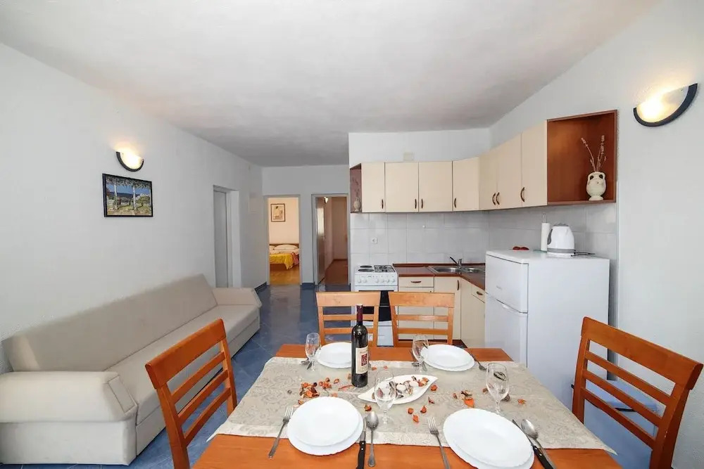 Cozy Beachfront Holiday Home Slatine