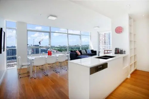 Gadigal Groove - Modern and Bright 3BR Executive Apartment in Zetland with Views