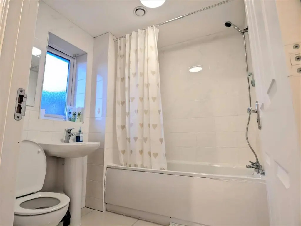 4 Bedrooms & 3 Baths Townhouse Near City Centre, FREE Parking