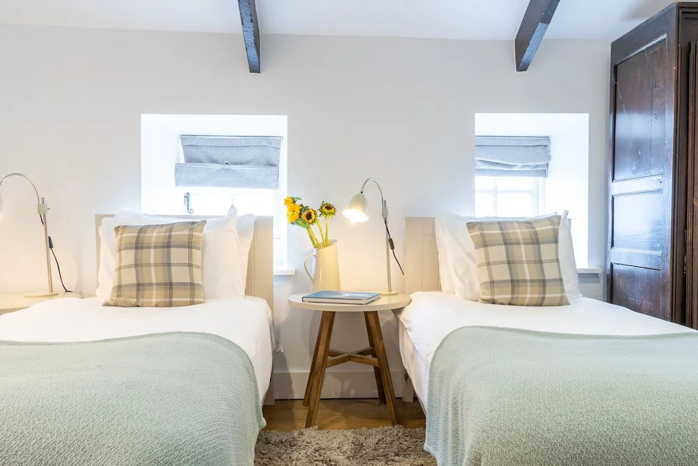 Saddle and Stable Rooms