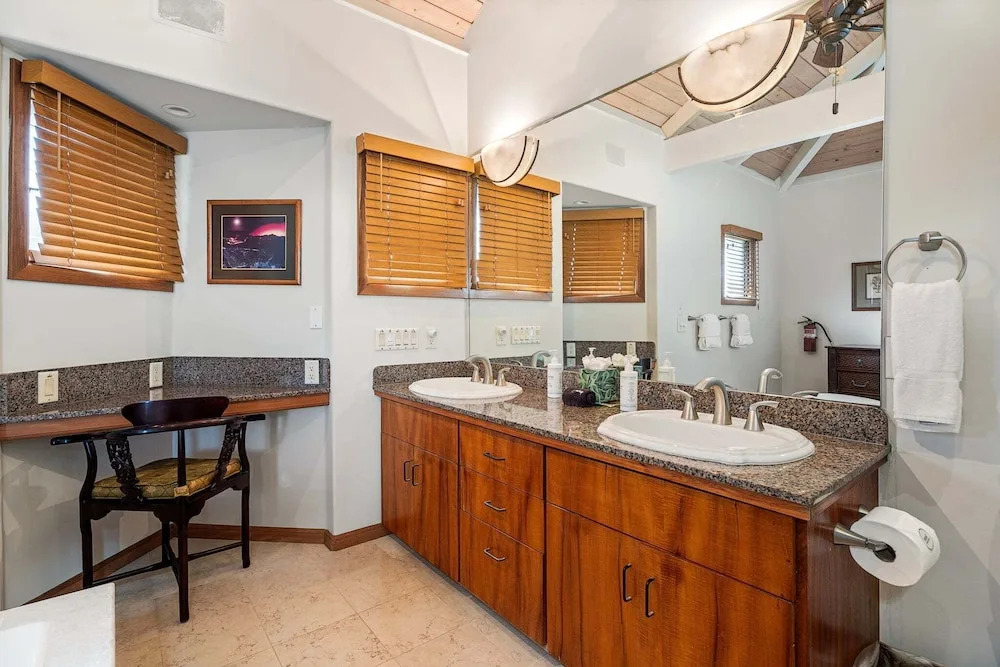 Air-conditioned Ocean Front Hawaii Townhome! - Sleeps 6 - Vrkcv