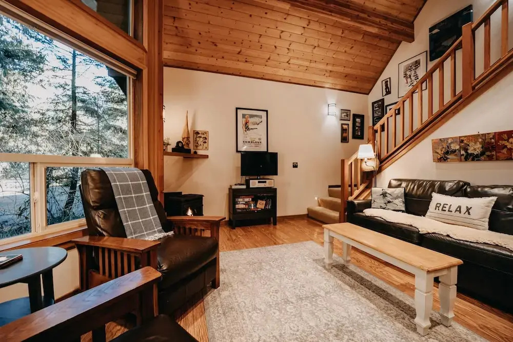 Snowline Cabin #4 - Pet-friendly Cedar Cabin With a Private Outdoor hot Tub!