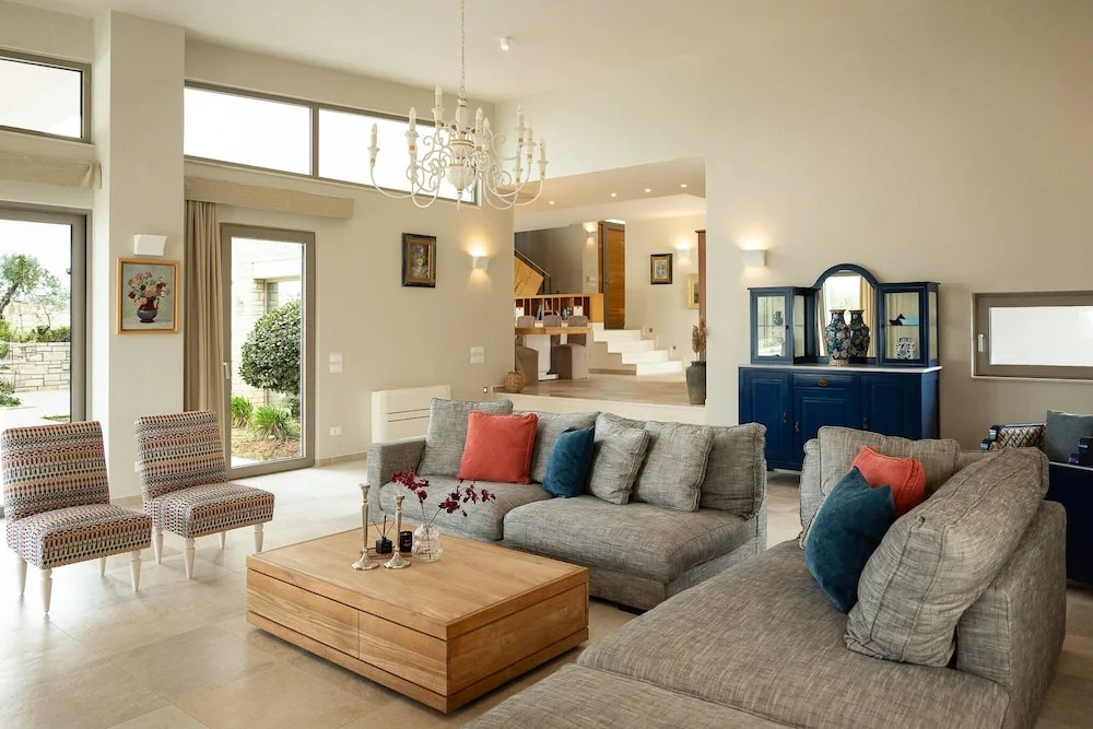 Villa - Sleeps 10 - Pool - Parking - Pool Table
