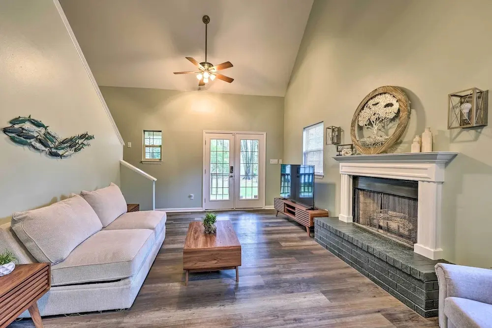 Tranquil Retreat w/ Dock on Lake Hamilton