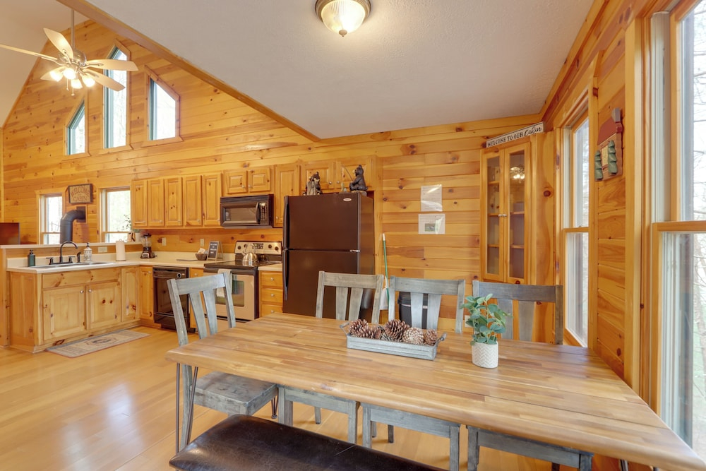 Peaceful Ellijay Cabin: Pool Access & Resort Perks