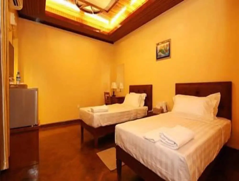 100 Moon Inn