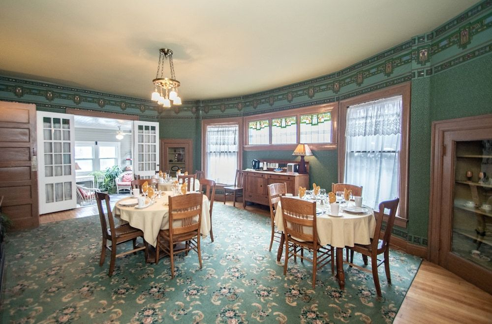 Looking Glass Inn