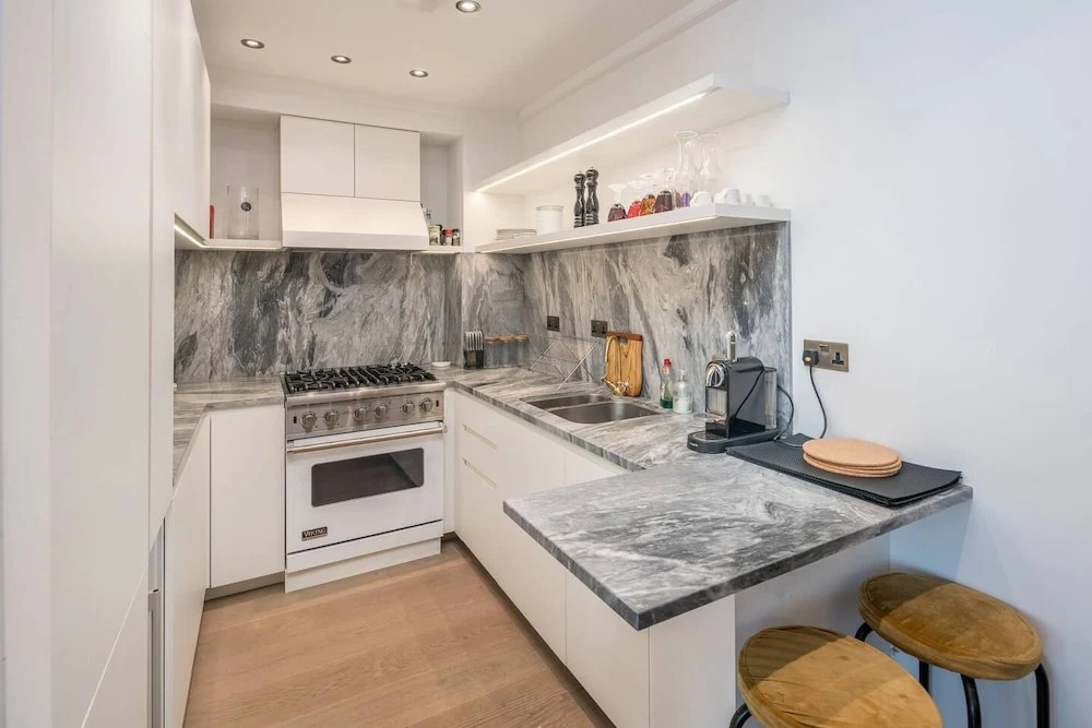 Airy and Bright 4 bed house near Hyde Park