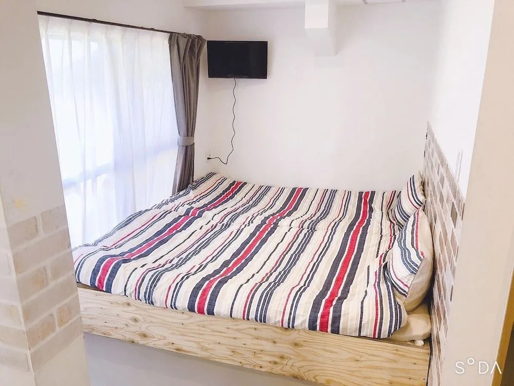 BOND - Hostel