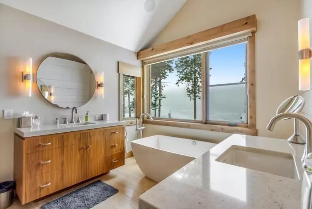 Luxurious 6-bedroom Ski-in/ski-out Home, Very Spacious, With Private hot tub and Game Room