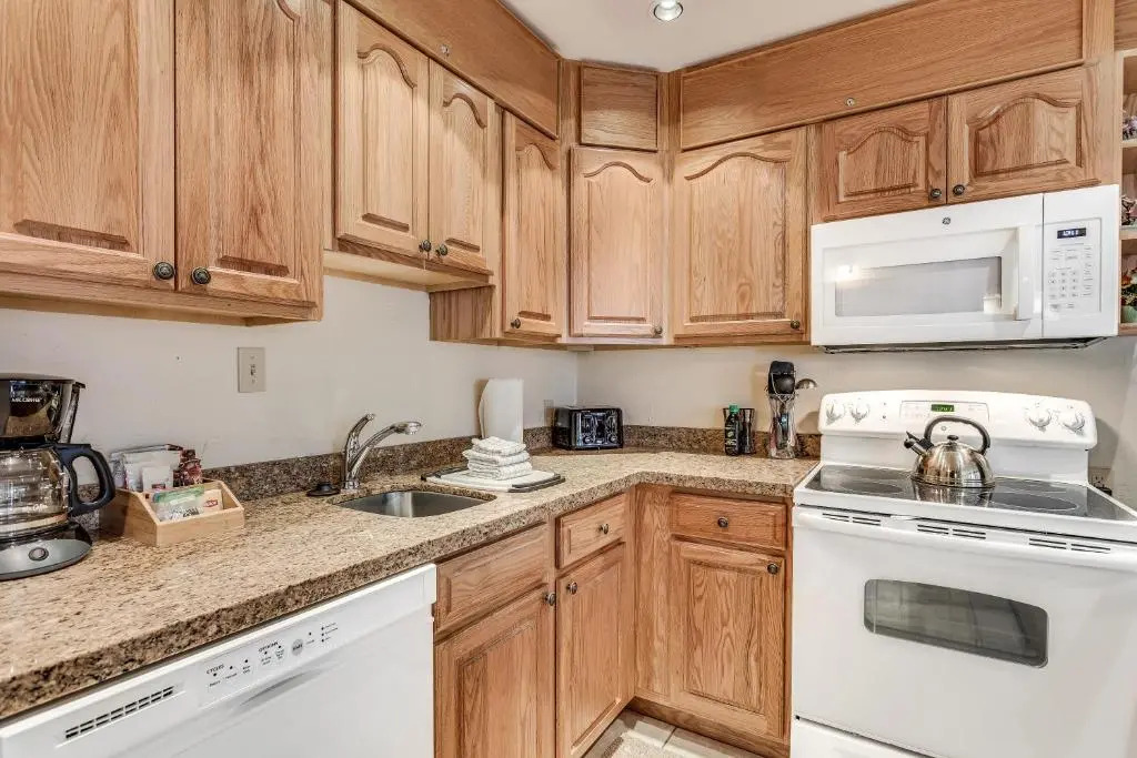 Laurelwood Condominiums Studio Premier Unit 407