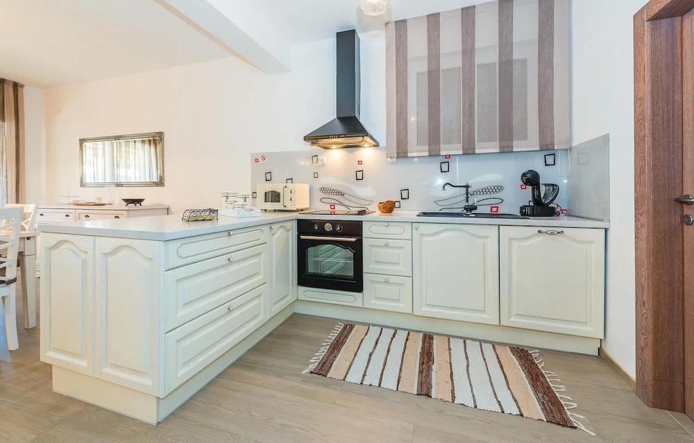Beautiful Home in Dubrava With Wifi and 6 Bedrooms