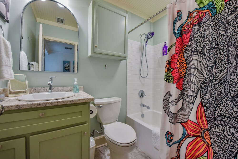 1 Mile to UA Campus: Walkable Midtown Getaway