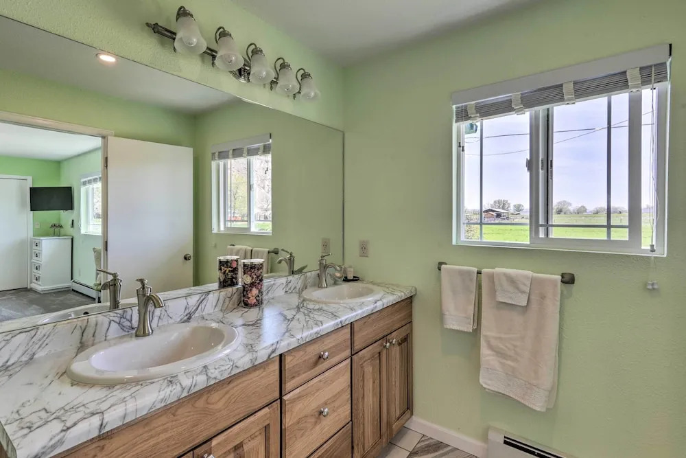 Picturesque Palisade Home: Mt Garfield Views!
