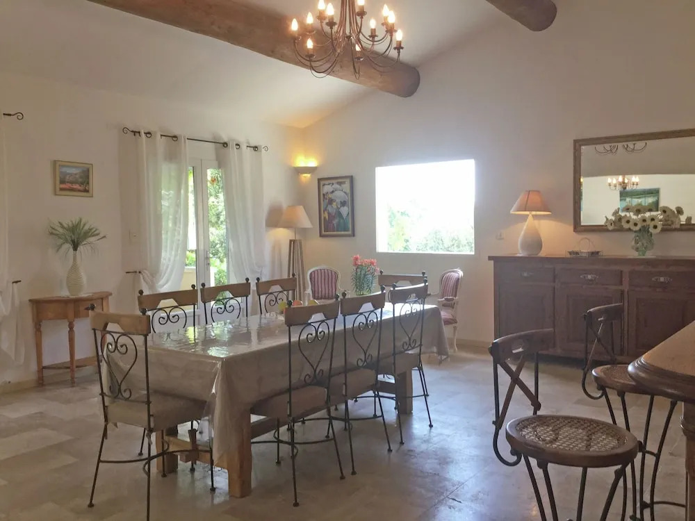 Inviting Villa in Saumane-de-vaucluse With Swimming Pool
