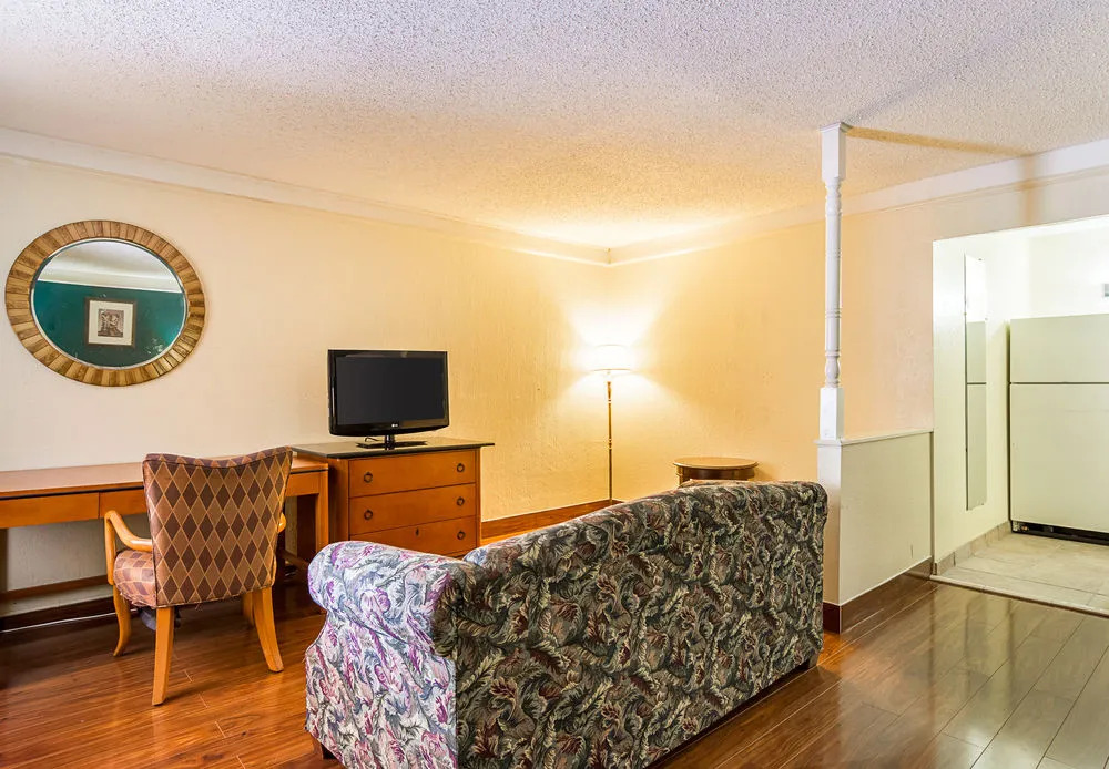 Rodeway Inn & Suites