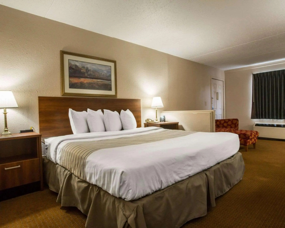 Econo Lodge Inn & Suites Columbus near Fort Benning
