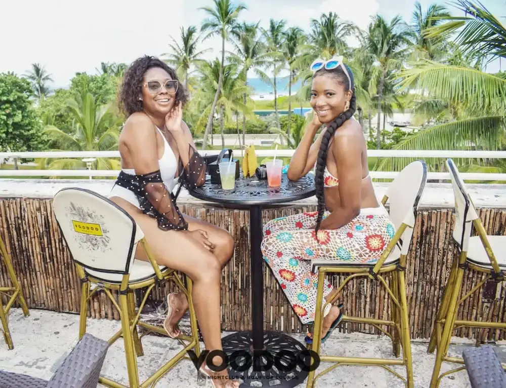 Deco Walk Hostel | Beach Club