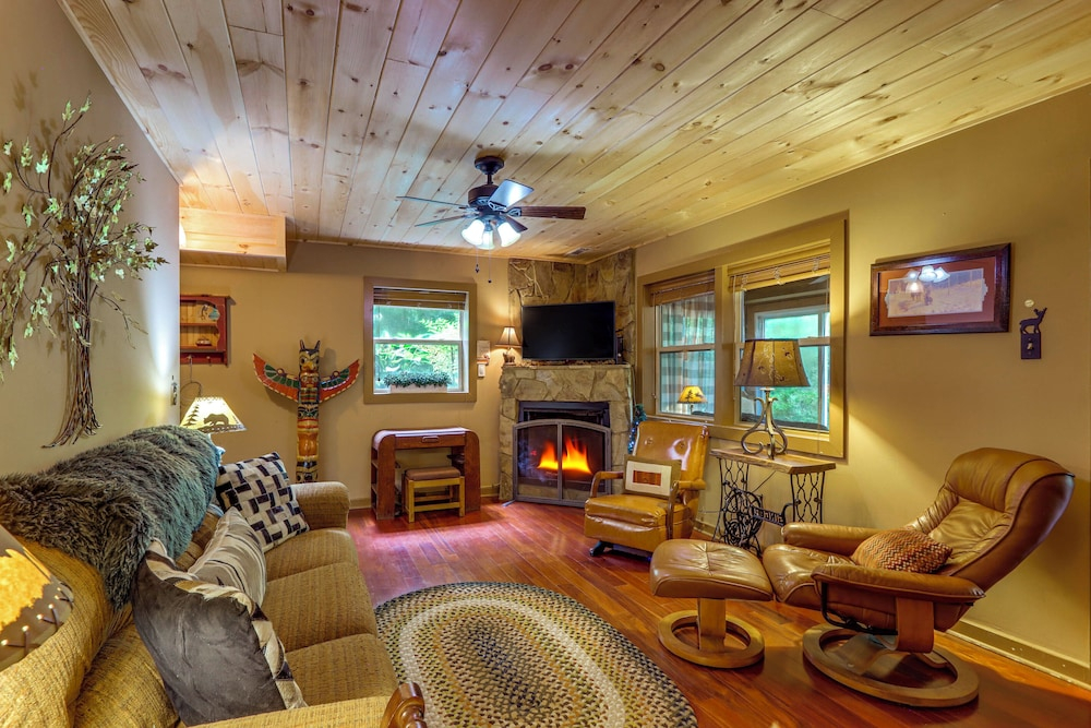 'drifting Feather' Mountain Cabin: Waterfront Deck