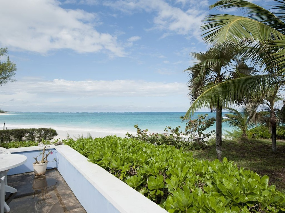 Windermere Escape: Private Villa By The Beach