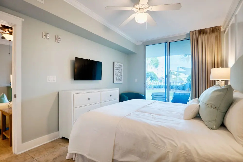Waterscape C202 - 3 Br condo by RedAwning
