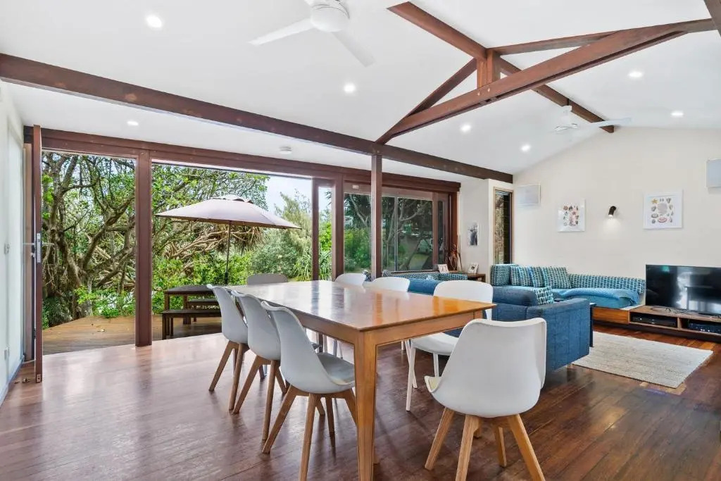 Laguna Beach House by Discover Stradbroke