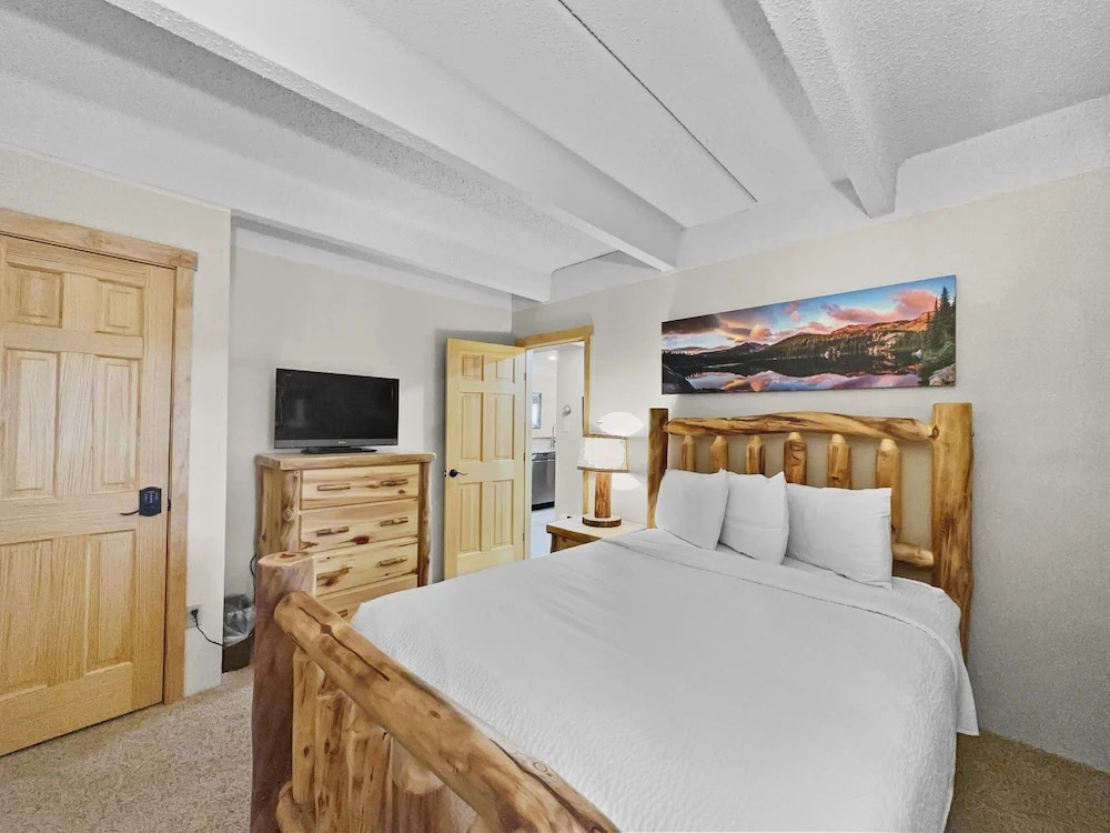 Peregrine Lodge-Remodeled Kitchen-Steps to Super Bee Lift - PG309 by RedAwning