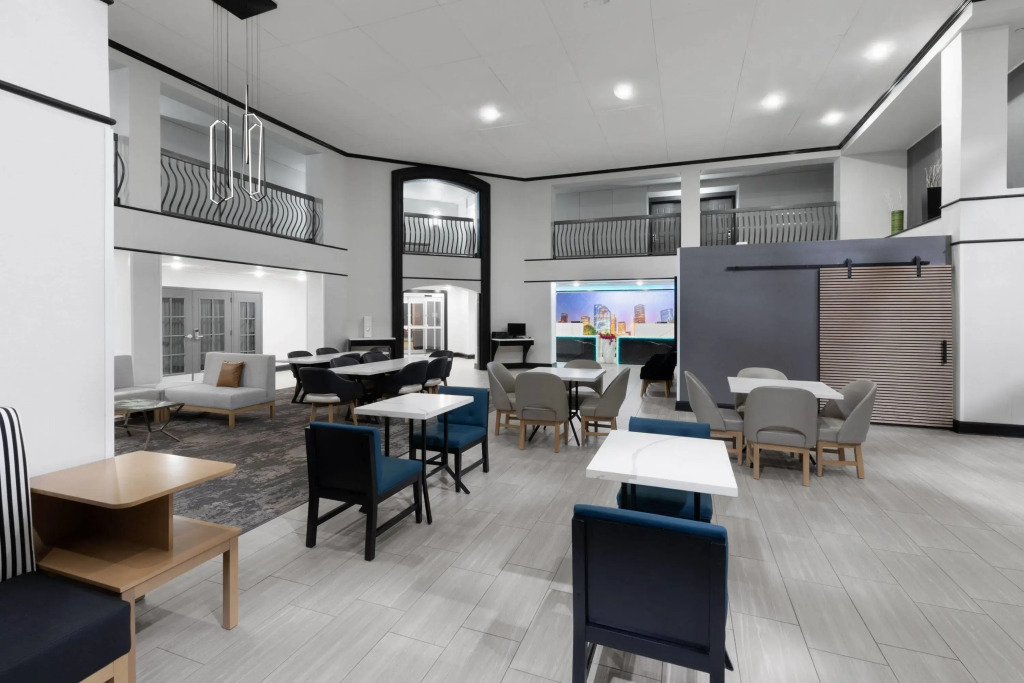 La Quinta Inn & Suites by Wyndham Houston Bush IAH South
