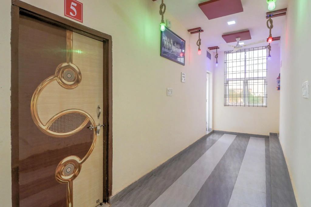OYO Flagship 49182 Hotel The Royal King