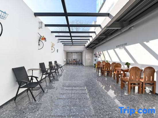 Mijia Youth Hotel (798 Art Park Gaojiayuan Subway Station Branch)