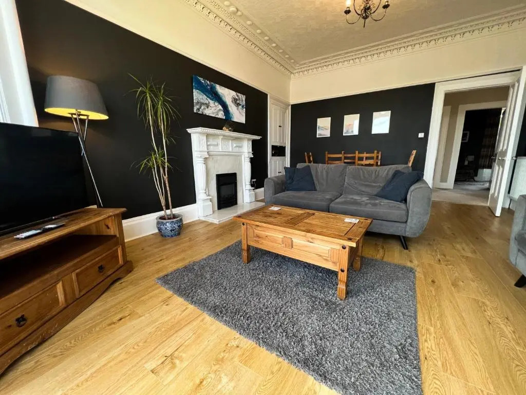 A Spacious Flat with Character - Private Car Space