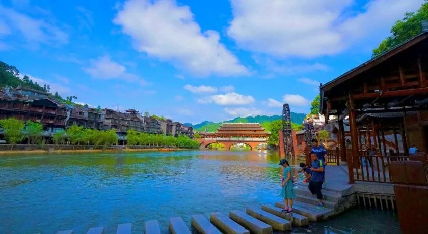 Fenghuang Tujia Ethnic Minority River View Hotel