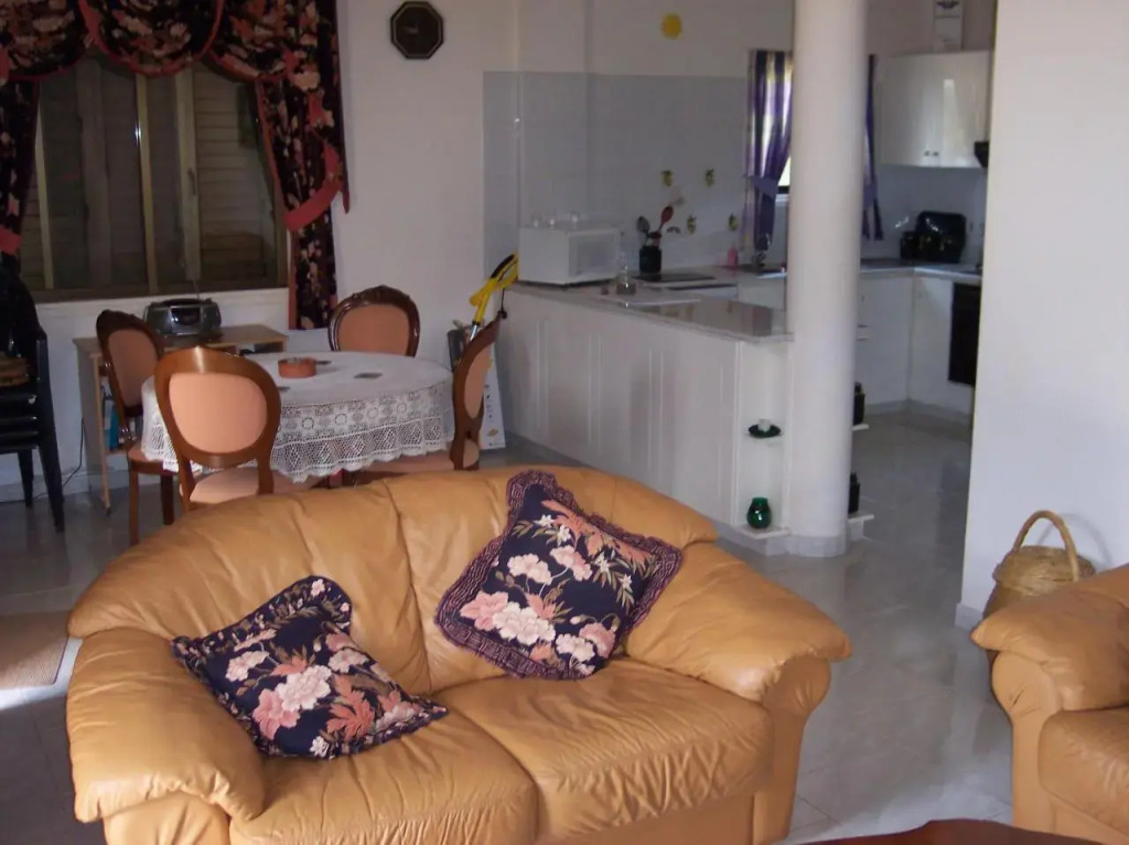 Bungalow with 2 double bedrooms in the hills .