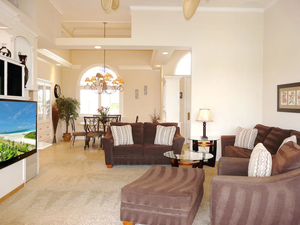 690 Pelican Court