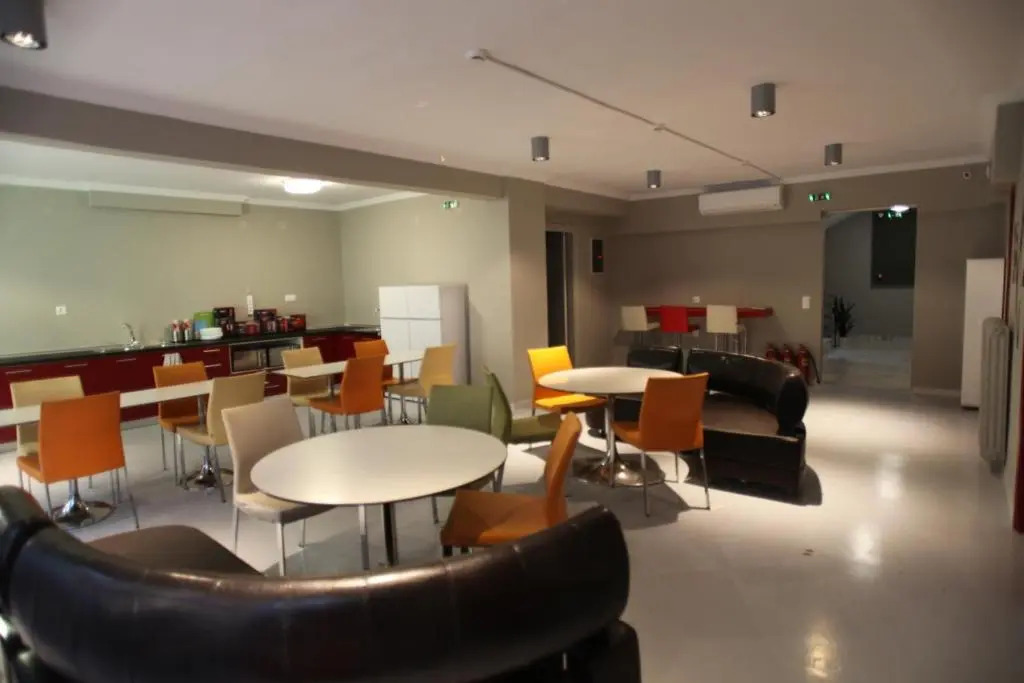 Stay Hybrid Youth Hostel