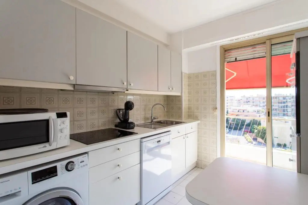 Superb apartment with terrace and sea view near beaches and city center