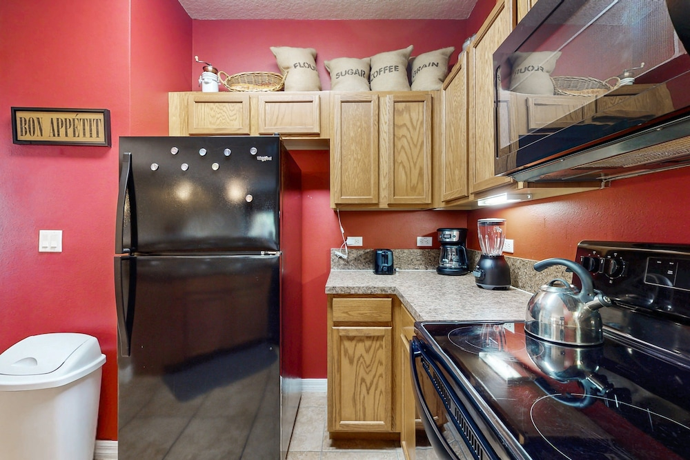 Friendly Condo With Shared Pool and Hot Tub, High-speed Wifi, and Central AC