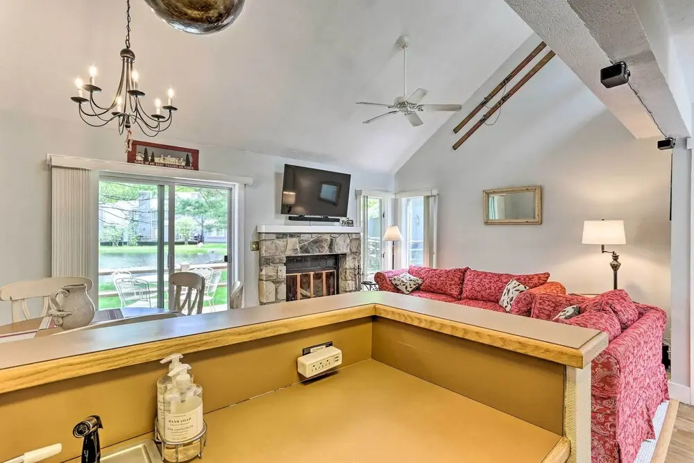 Deck & On-site Fishing Pond: Lake Harmony Home!