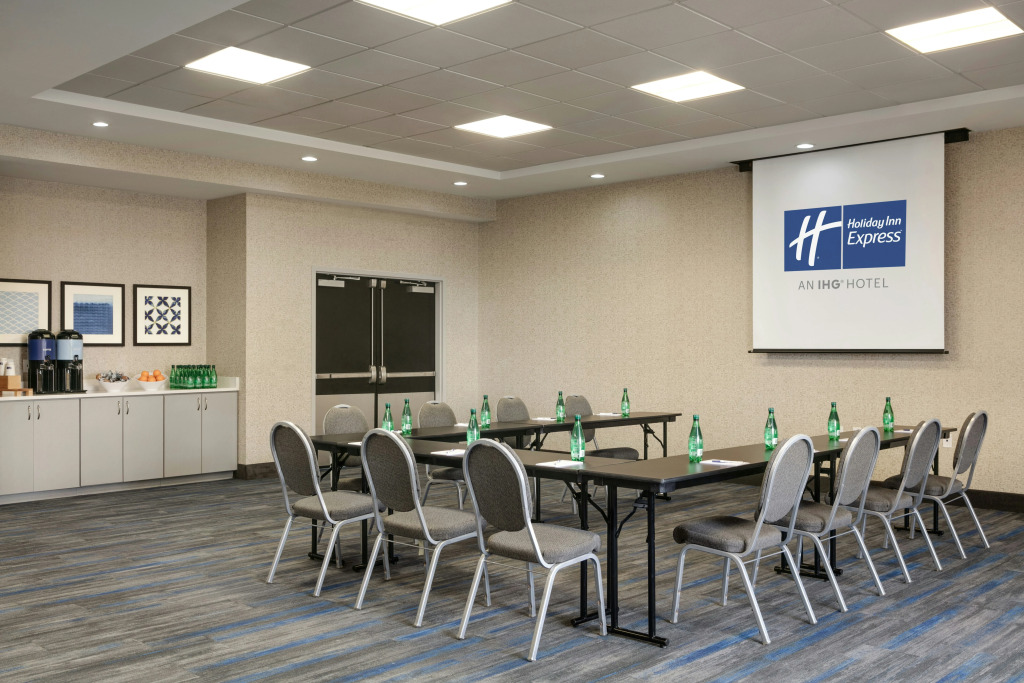Holiday Inn Express Hotel & Suites Norfolk Airport by IHG